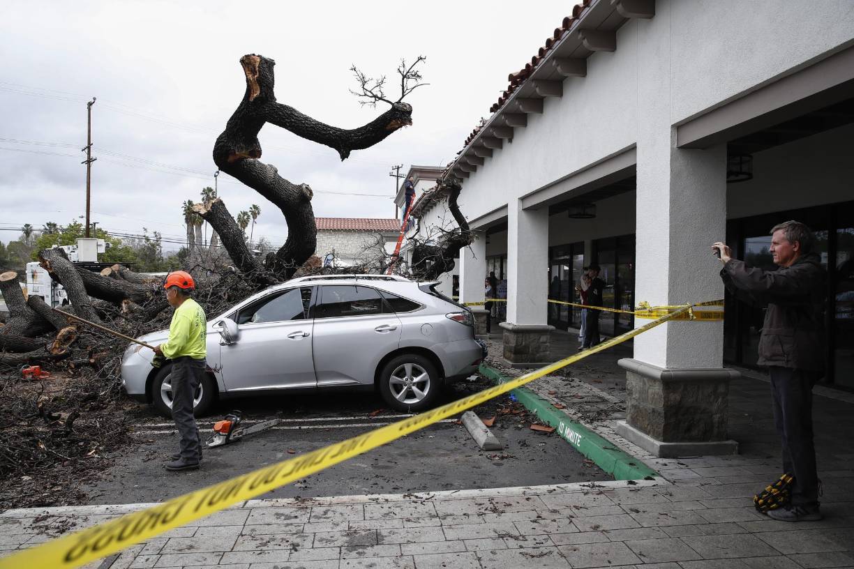  Pero el cielo gris y los chubascos no impidieron que Evan Short y tres amigos jugaran un partido de voley playa entre la suciedad.