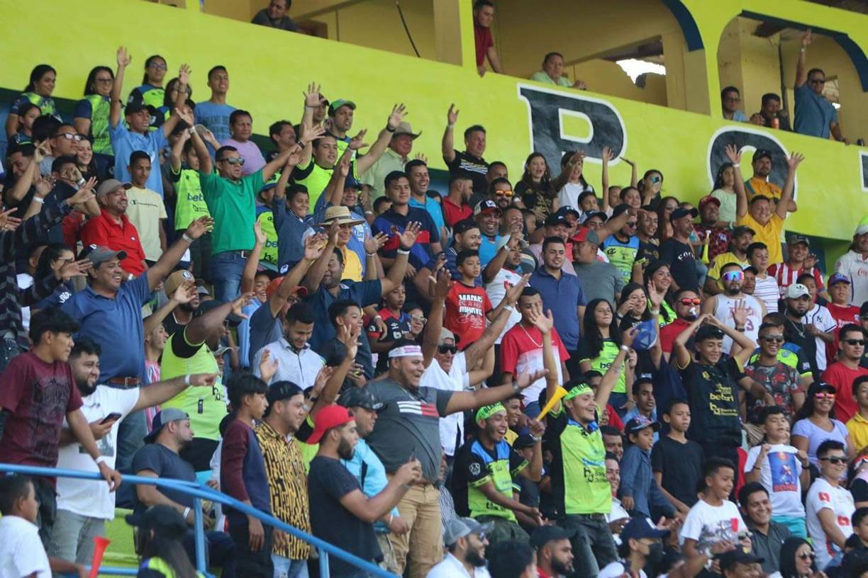 Toda una fiesta protagonizaron los aficionados en las gradas del estadio Juan Ramón Brevé Vargas.