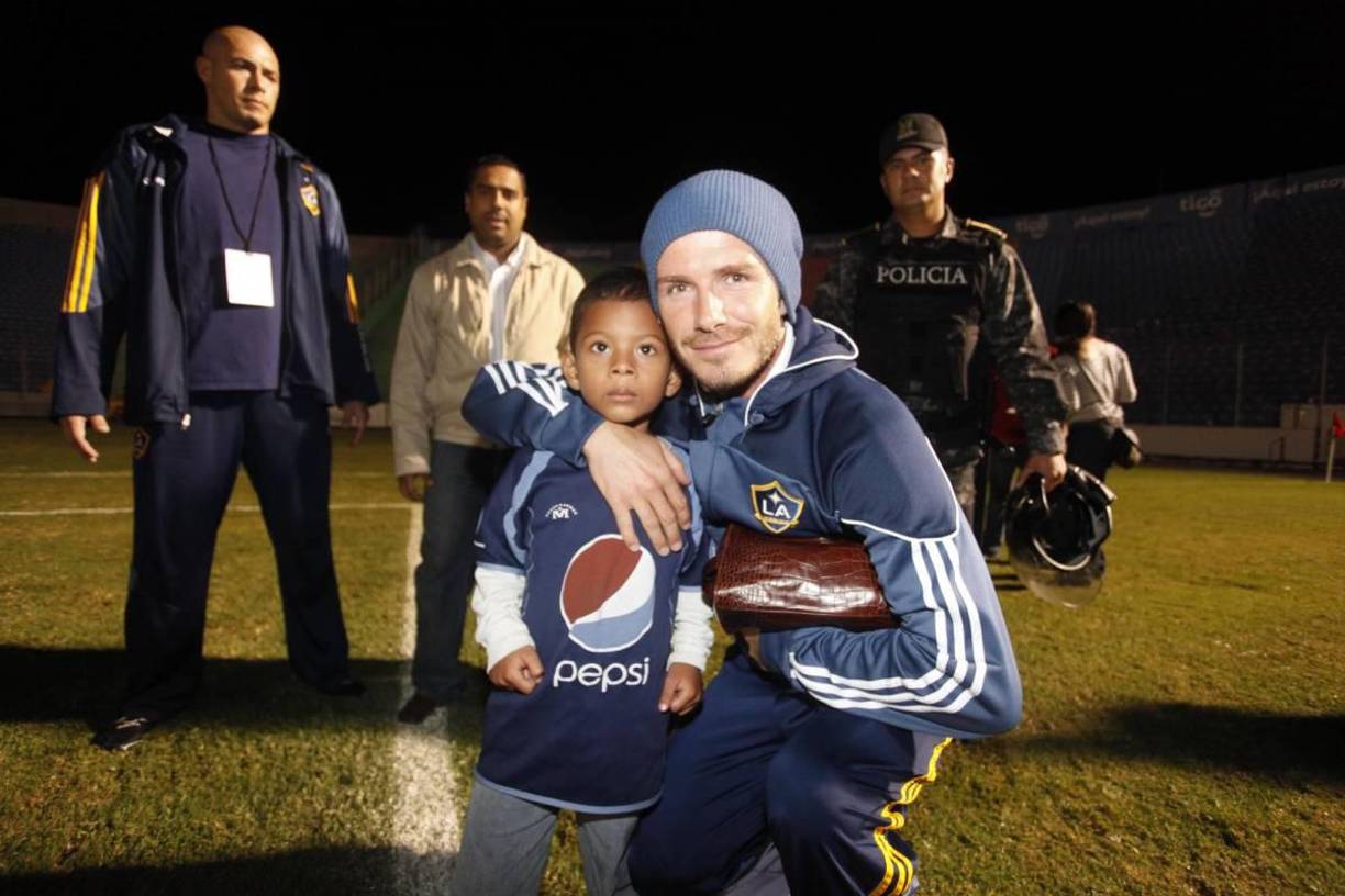 El partido se disputó un jueves y aún así contó con mucha afición. Beckham se fotografió con este niño que vestía los colores azules.
