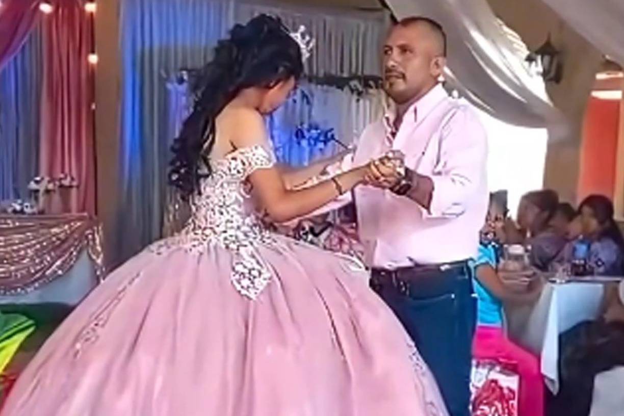 Los vecinos la miraron tomarse fotos muy cerca de los cables.