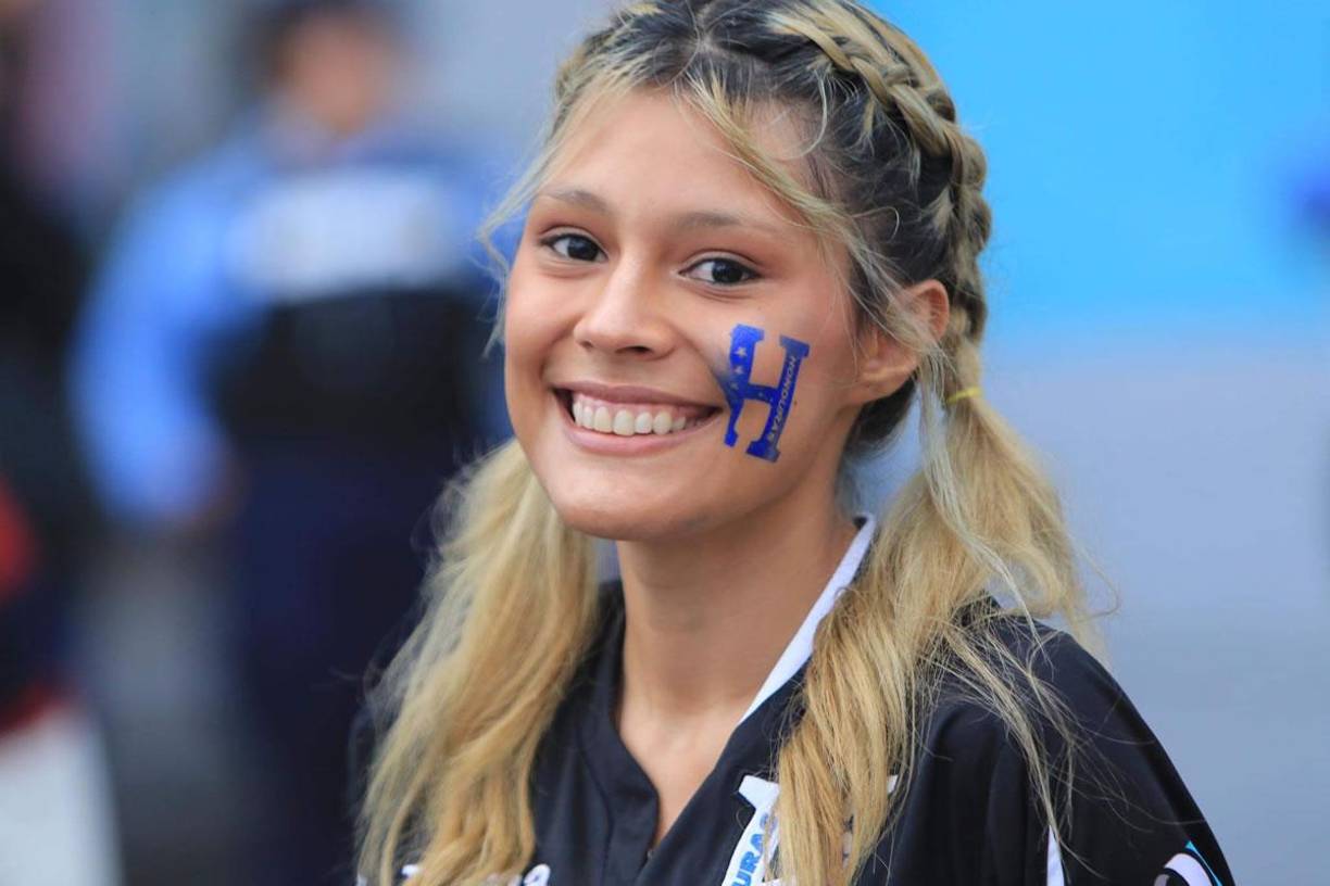 Esta linda aficionada catracha se pinto la ‘H‘ en sus mejillas y así sonríe para el lente de Diario La Prensa.