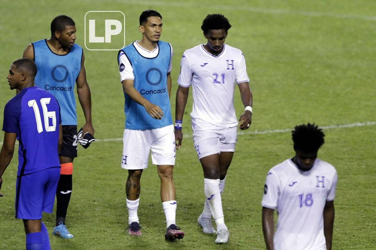 Bryan Róchez también salió cabizbajo del campo.