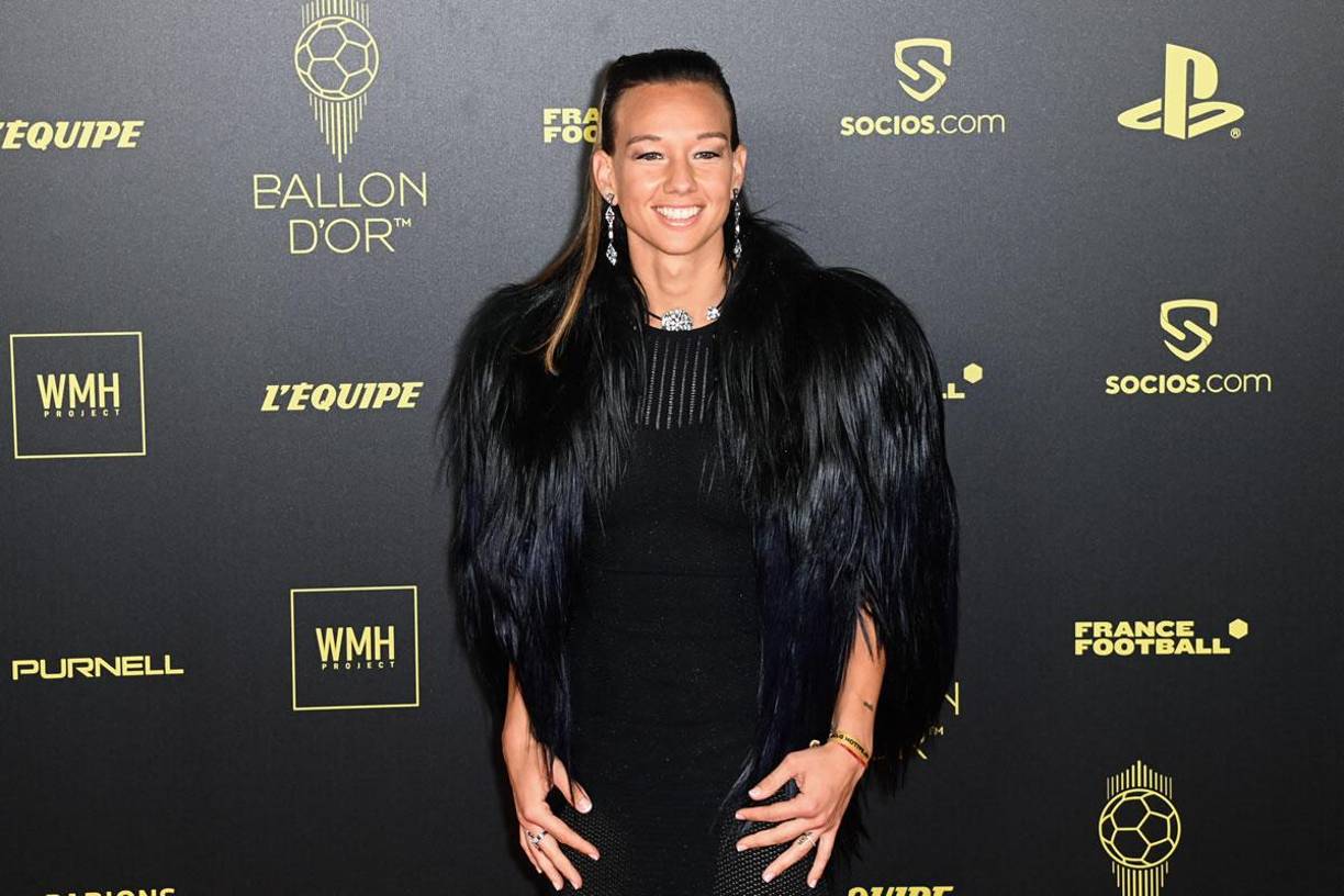 La portera chilena Christiane Endler, del Olympique de Lyon Femenino, a su llegada al Theatre du Chatelet en París.