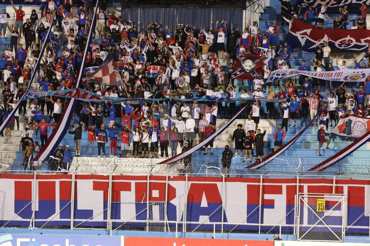 La barra del Olimpia se hizo presente para apoyar al cuadro albo en el duelo ante Victoria. 