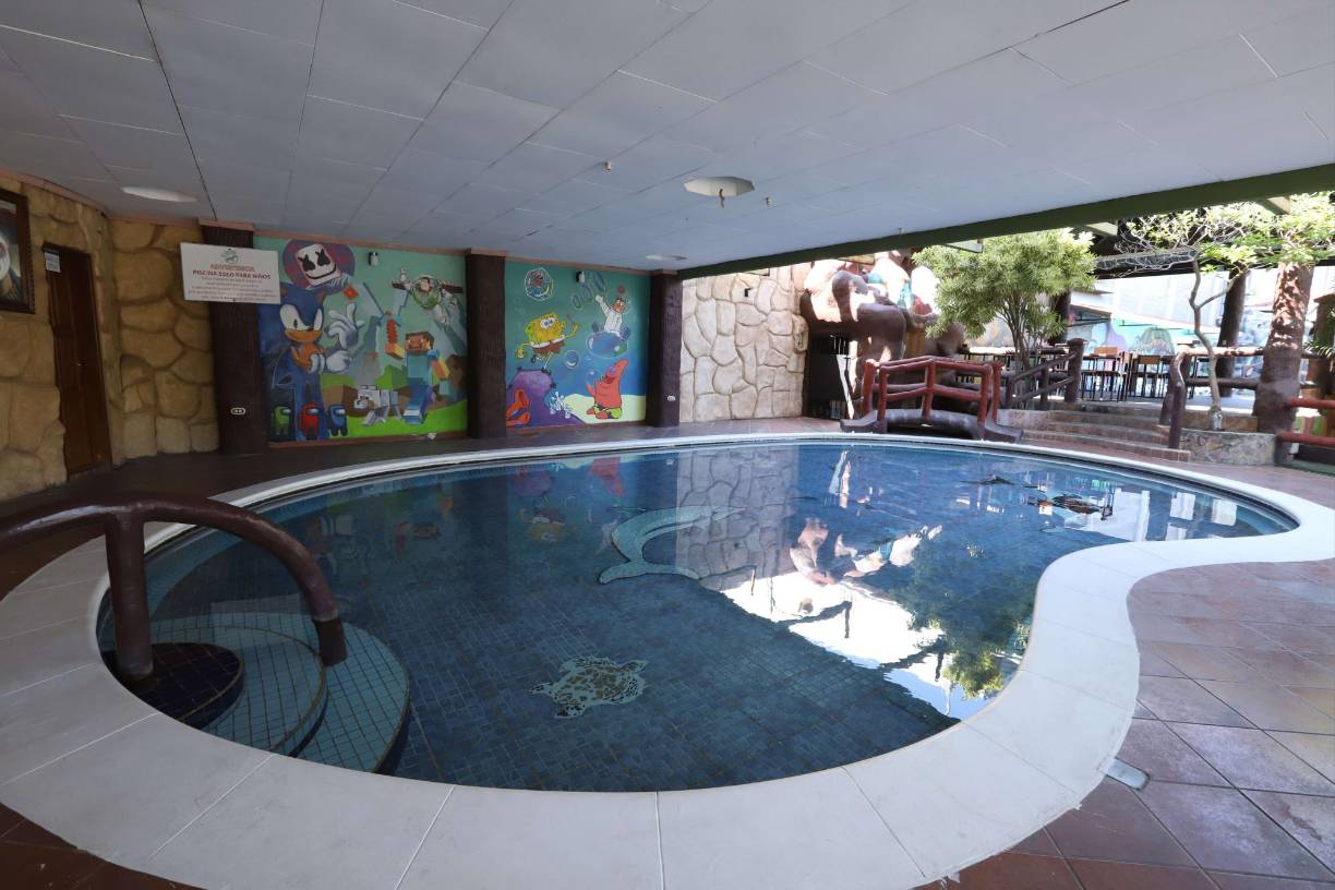  El horario es de 10 de la mañana a 5 de la tarde, cuenta con una piscina exclusiva para niños, la cual está bajo techo para una mejor protección de los pequeños y divertidos murales de dibujos animados.