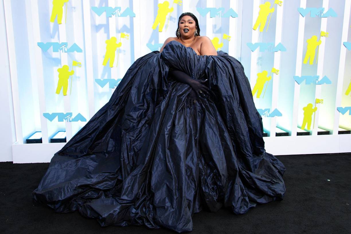 La cantante y rapera Lizzo arrancó la alfombra roja con este voluminoso vestido azul y lápiz labial negro.