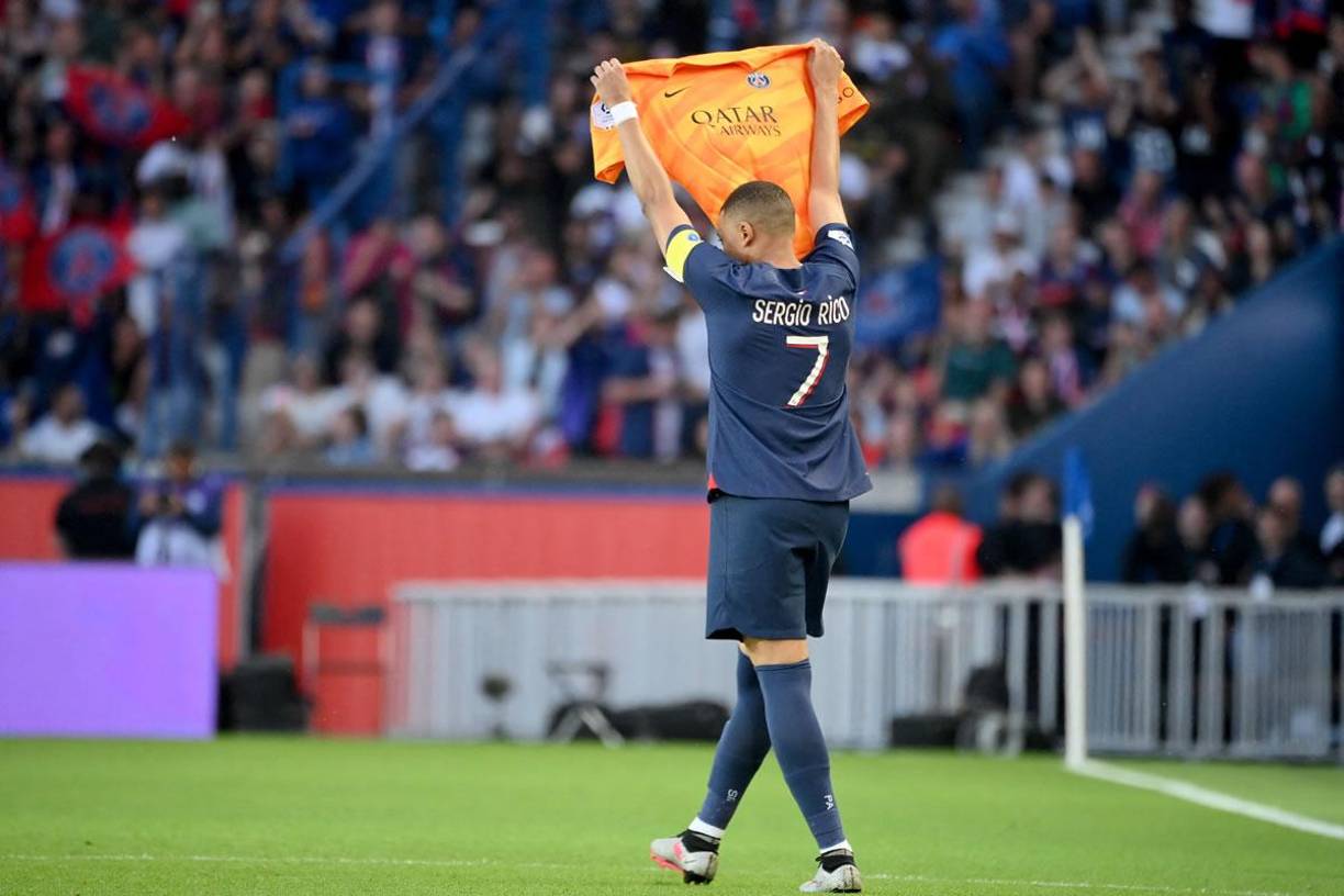 Kylian Mbappé mostró al estadio una camiseta con el número del portero español Sergio Rico.