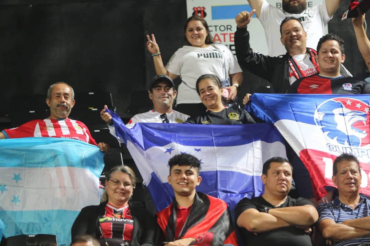 Aficionados del Olimpia se hicieron presentes en el estadio Alejandro Morera Soto para apoyar a su equipo en la gran final de la Liga Concacaf.
