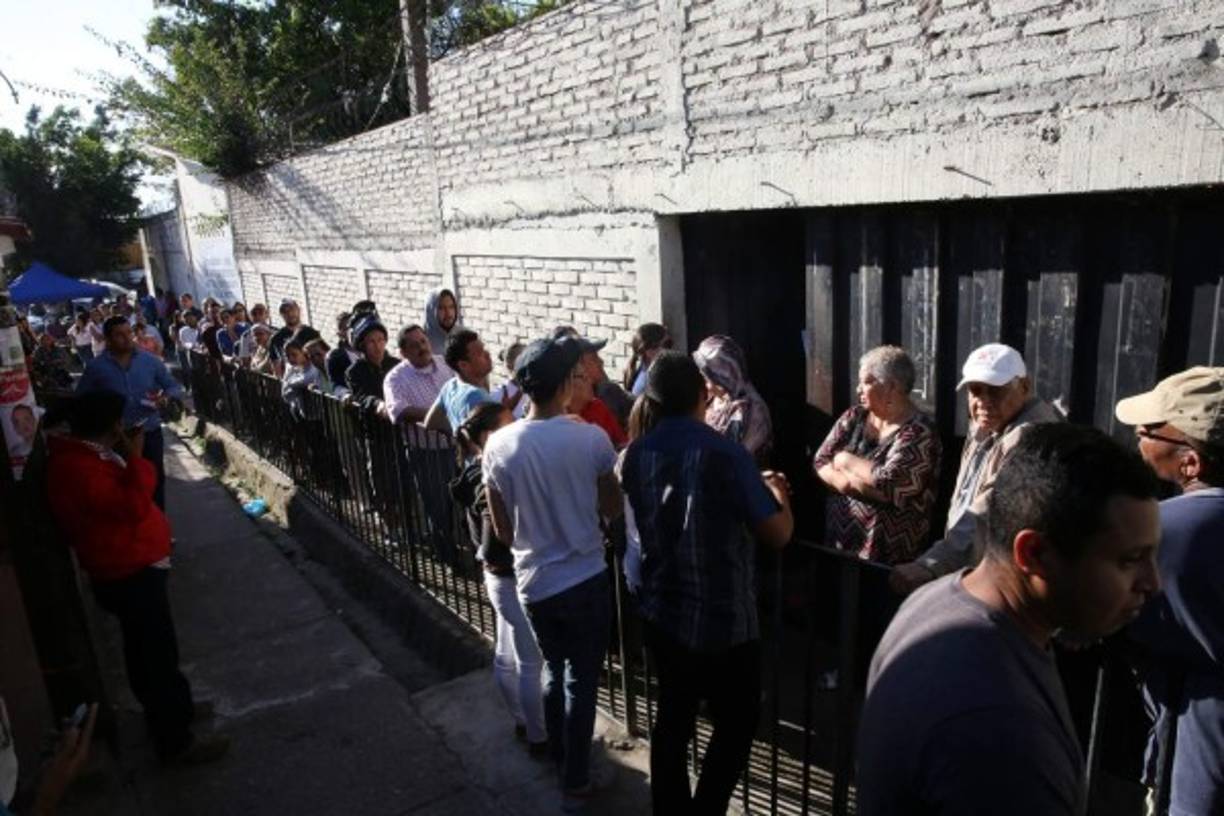 Largas filas se formaban en las afueras de los centros de votación.