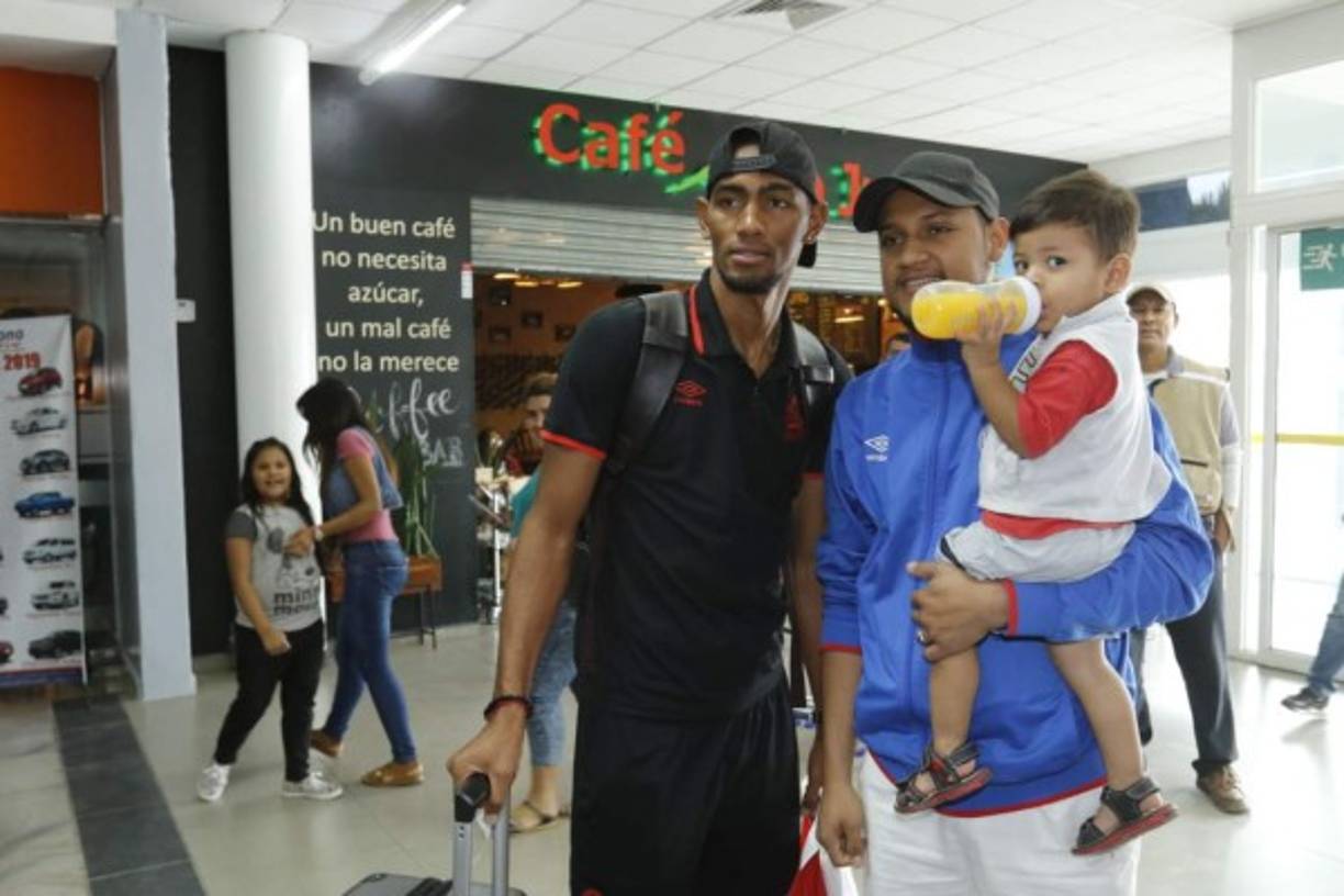 Jerry Bengtson posando con un aficionado que carga un niño.