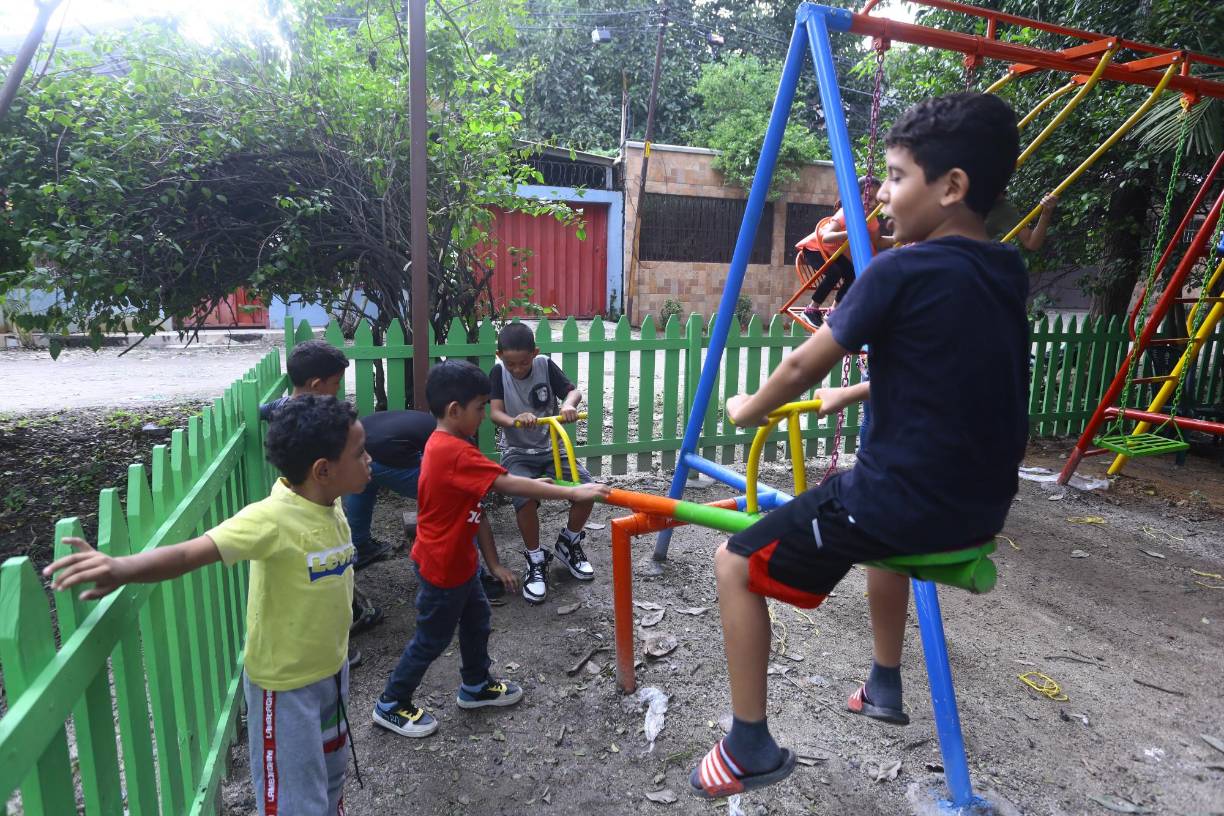 Los niños pueden jugar en un ambiente seguro, supervisado e iluminado.