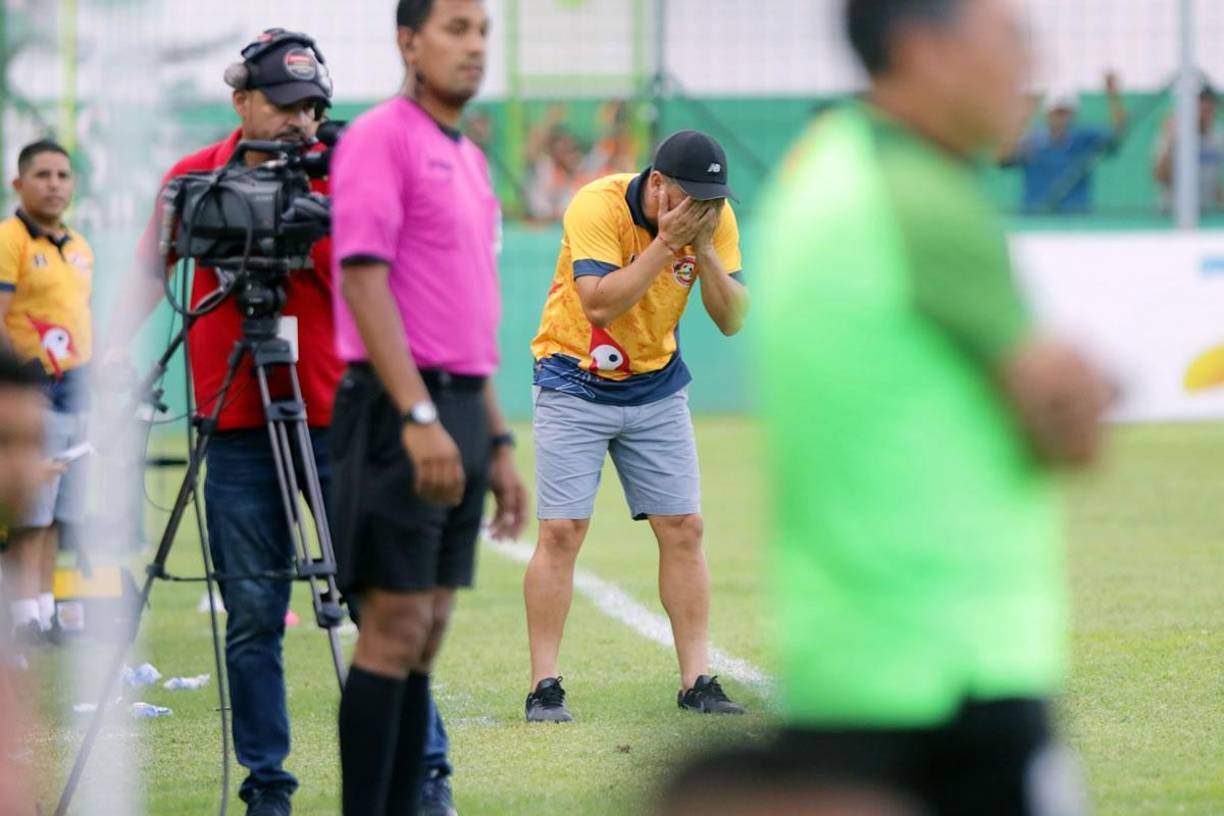 La frustración de Reynaldo Tilguath en la derrota del Génesis contra el Marathón.