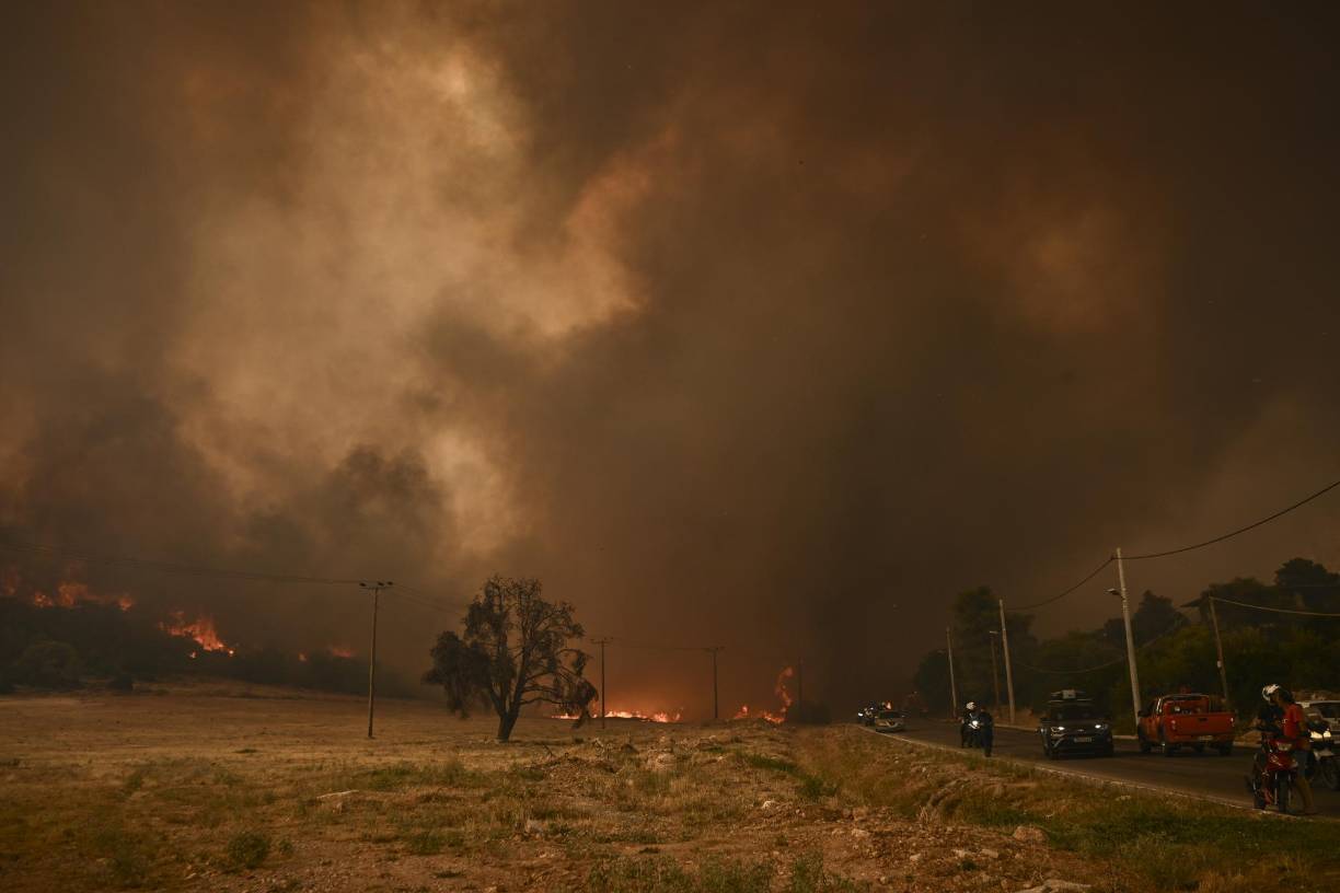 Grecia evacúa distrito de periferia de Atenas por nueva oleada de incendios