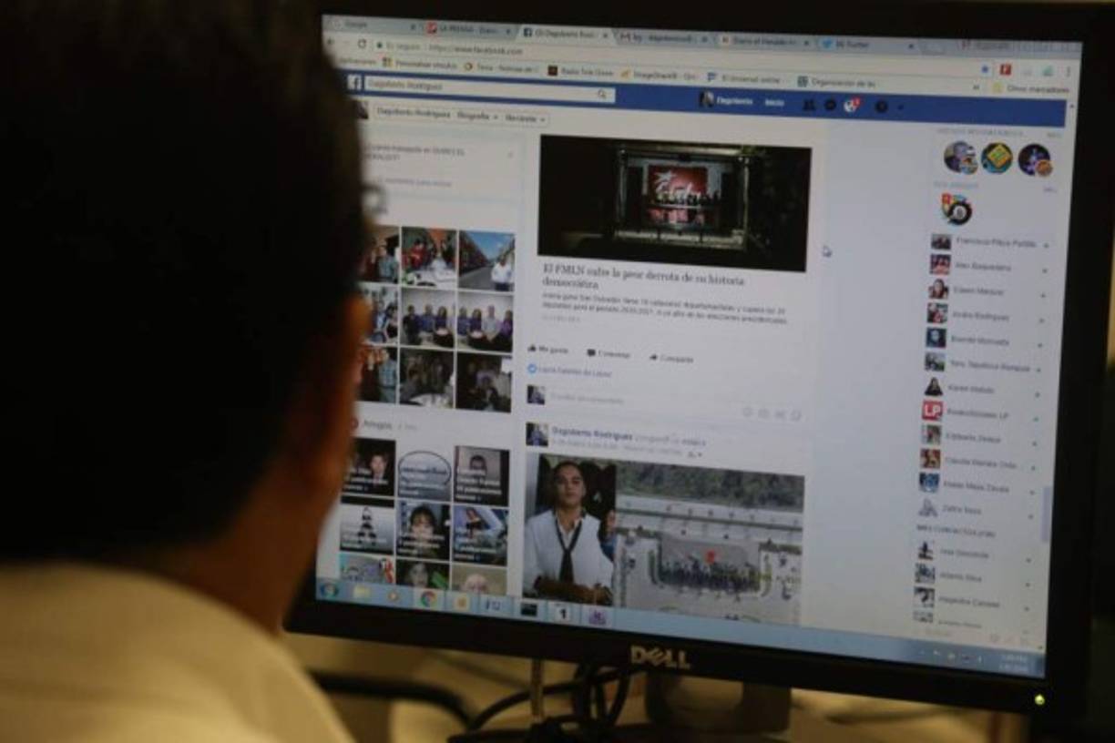 1. Data Scientist / Especialista en Big Data<br/><br/>Su función principal es analizar, gestionar y explotar datos. Debido a que la tecnología nos permite manipular una enorme cantidad de datos, se debe hacer frente para que las empresas gestionen mejor la información. Es un puesto enormemente demandado que las empresas tendrán muy en cuenta para optimizar sus recursos y lograr sus metas. Además, es muy útil en la sección de recursos humanos para reclutamiento de personal, en marketing y ventas para predecir gustos y comportamientos.<br/>