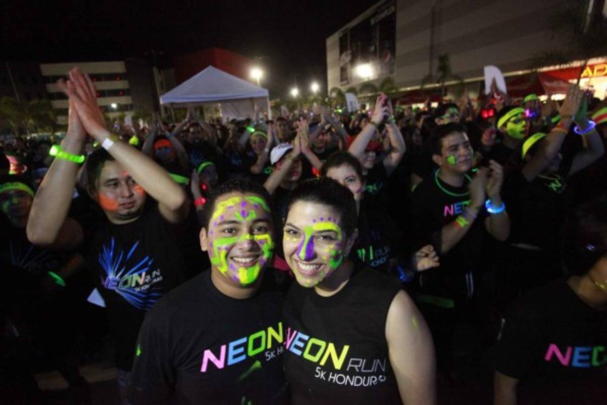 La alegría irradiaba en todos los participantes del 'Neon Run'.