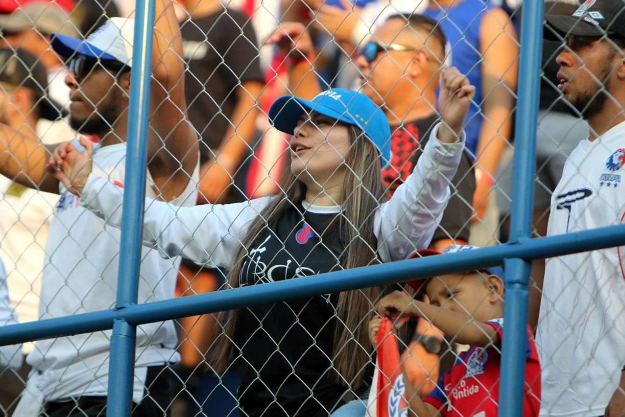 Esta aficionada disfrutó mucho del partido y estuvo cantando en apoyo a su equipo.