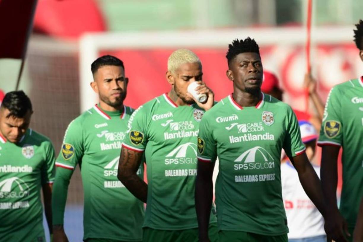 El defensa panameño del Marathón, Azmahar Ariano, bebiendo algo al momento de salir al campo para afrontar el partido ante Olimpia.