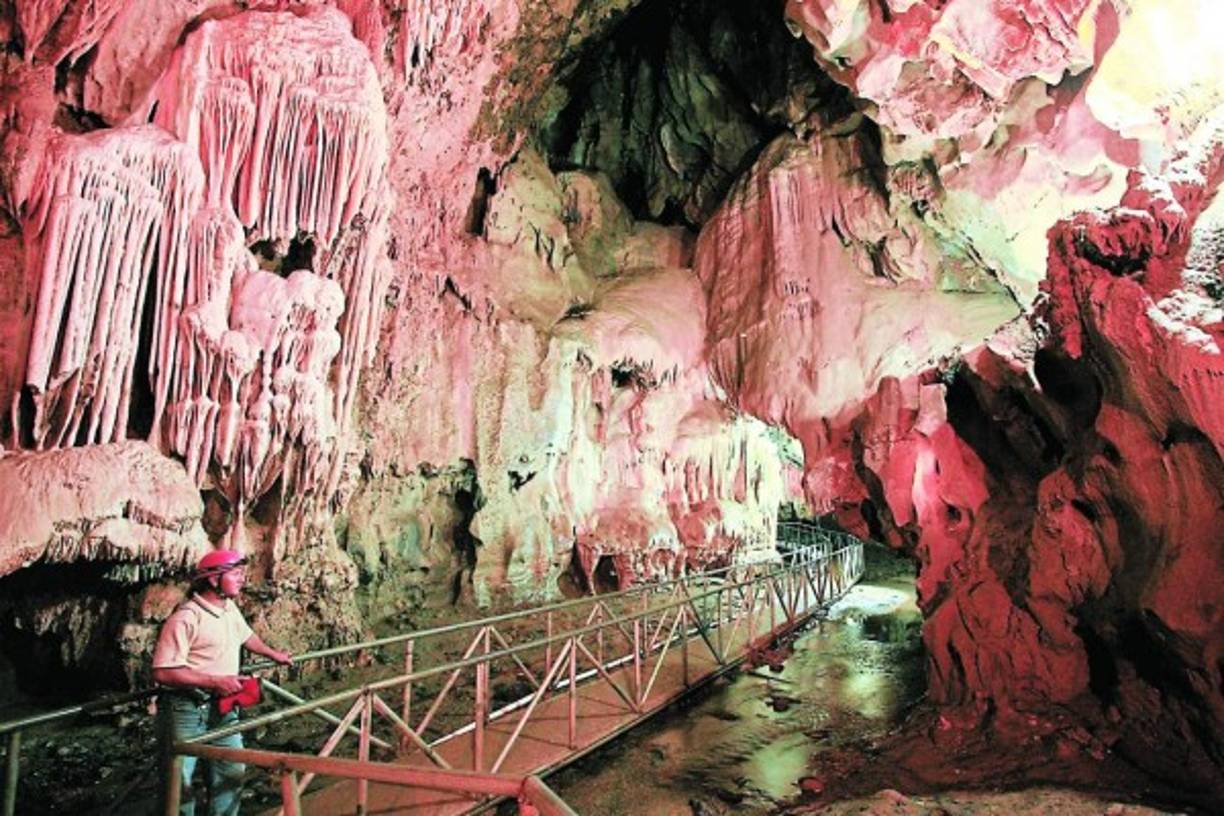 Parque Arqueológico Cuevas de Talgua. Conocidas también como las “Cuevas de las calaveras brillantes”, debido a la forma en que la luz se refleja de los depósitos de calcita, hace muchos años, las Cuevas de Talgua, situadas en el municipio de Catacamas, Olancho, fueron el cementerio de una cultura que habitó este sector del país.