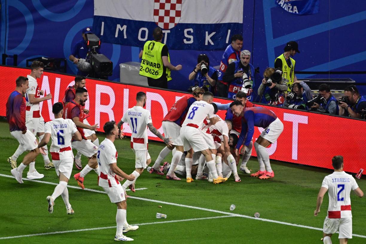 La fiesta comenzaba a vibrar en el lado croata del estadio.