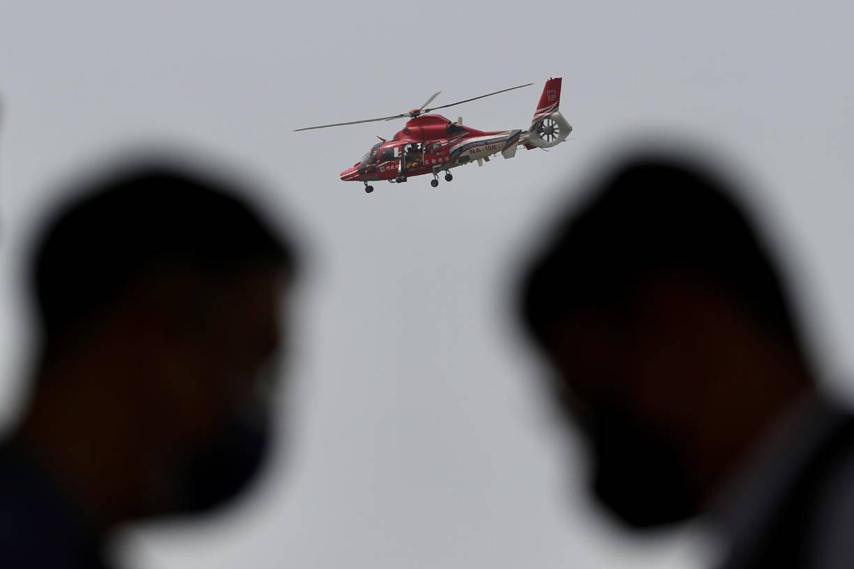 “Estos simulacros nos ayudan a cooperar mejor con el gobierno y los grupos civiles y a fomentar el trabajo en equipo”, afirmó Cheng Ho-chen, un mecánico de 55 años convertido en voluntario de búsqueda y rescate.