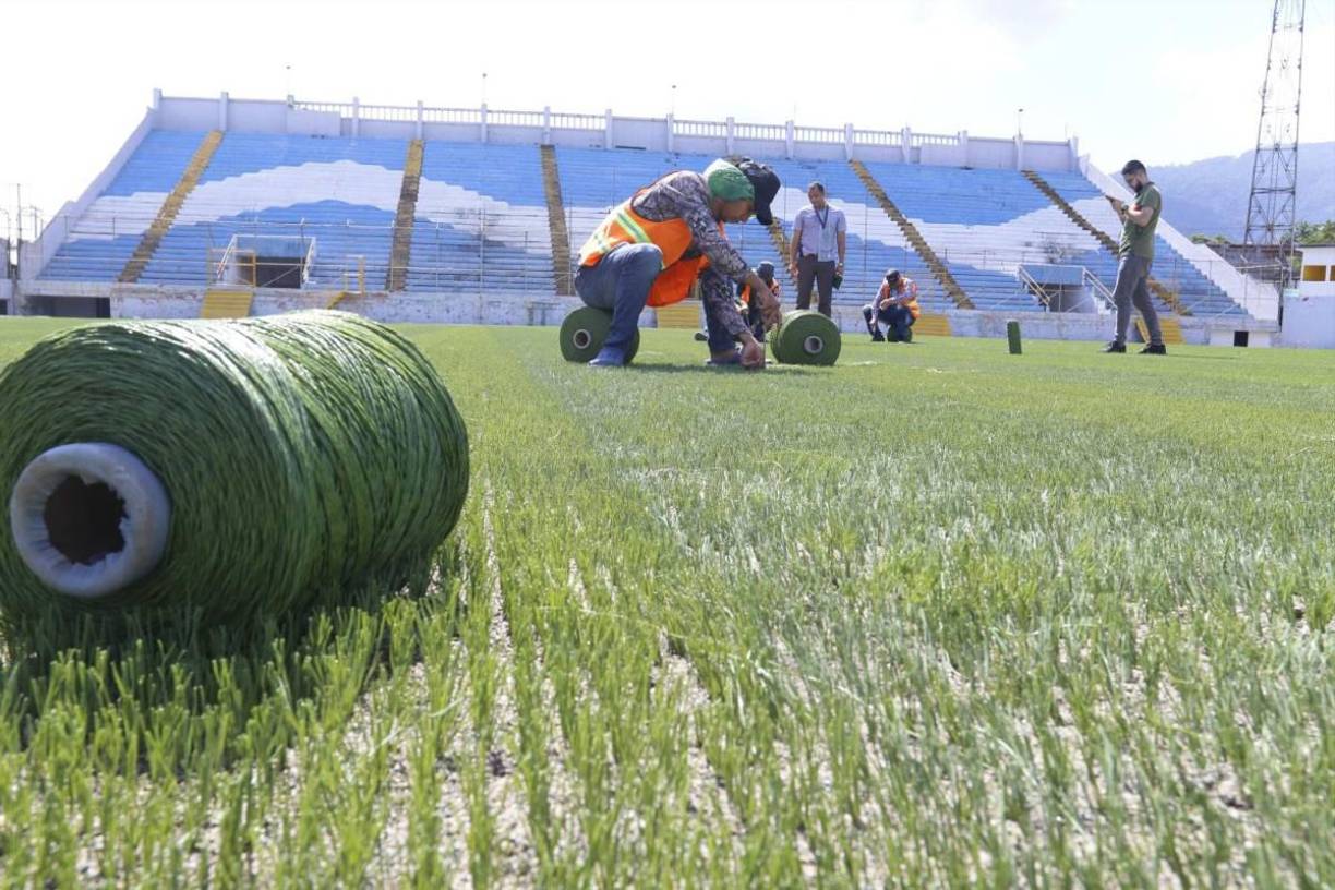 La cancha híbrida del inmueble sampedrano ha llegado al 60% de su instalación tras el arranque del cosido a inicios de noviembre.