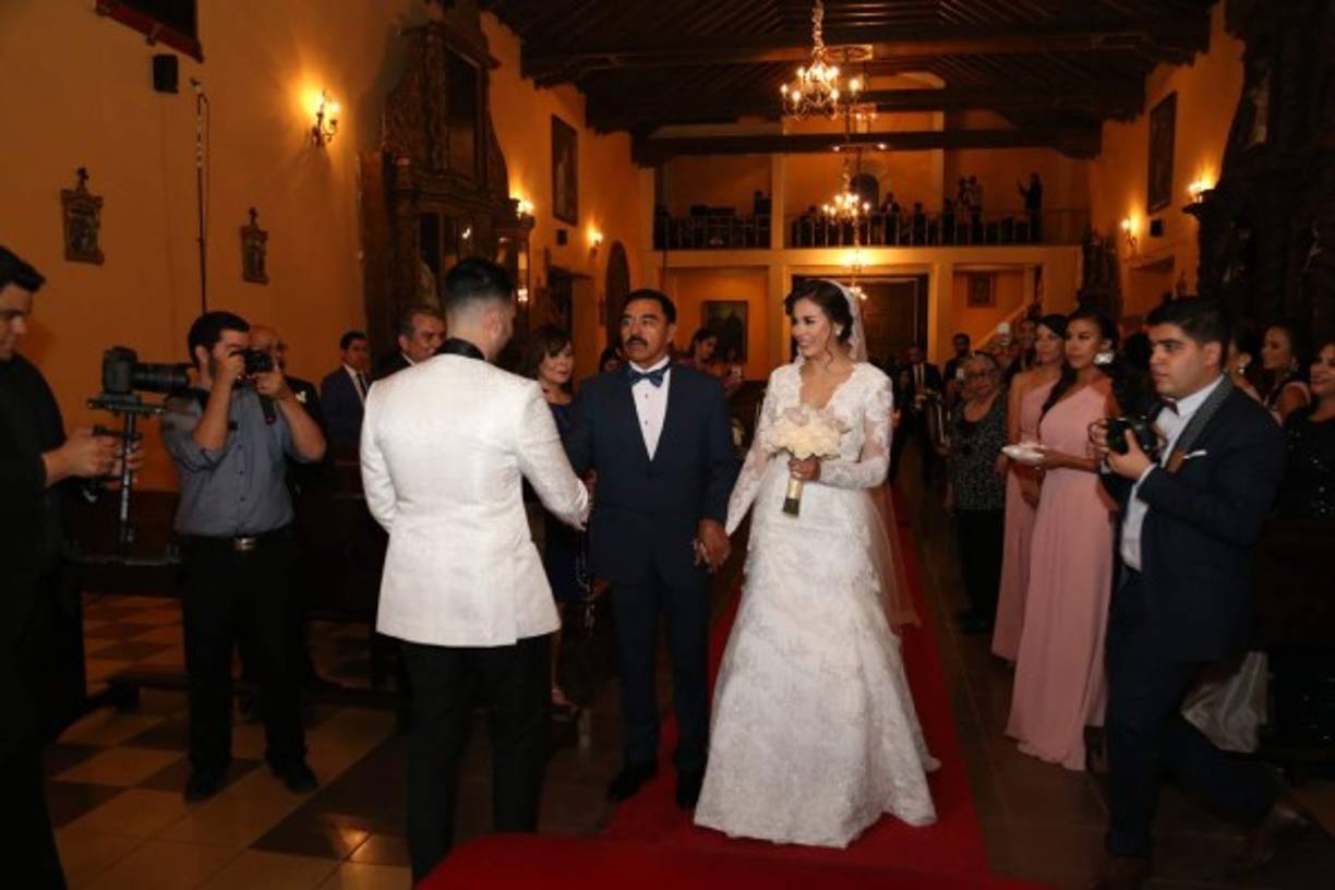 José Alvarado, padre de la novia, entrega a su hija Ana Alvarado a su ahora esposo Jorge Cordero.