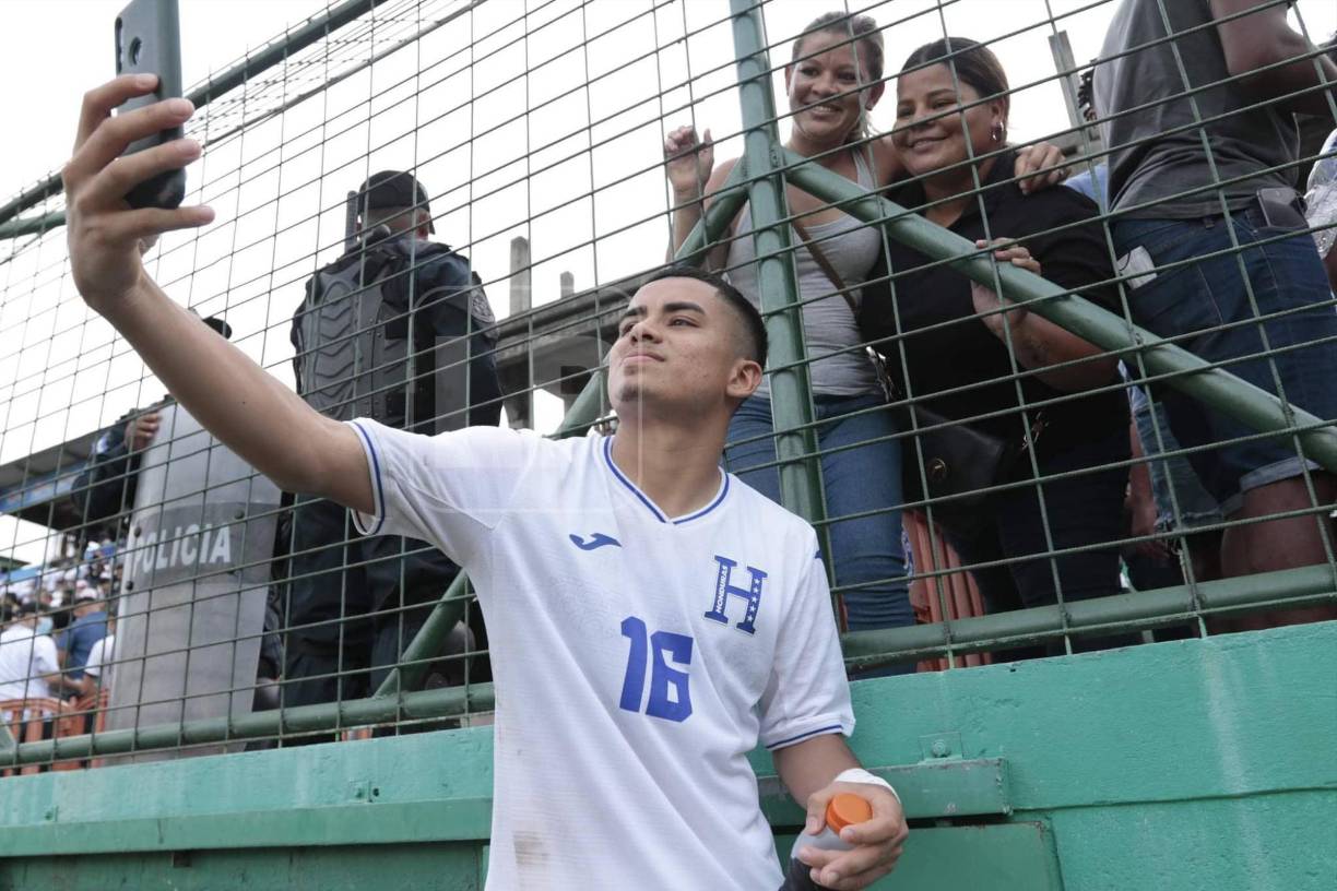 El centrocampista Isaac Castillo se tomó una selfie con los aficionados que llegaron al estadio Yankel Rosenthal.