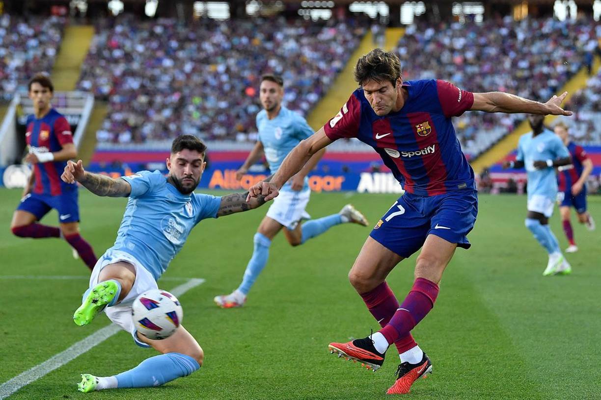 El defensa del Celta, Unai Núñez, bloquea un centro de Marcos Alonso.