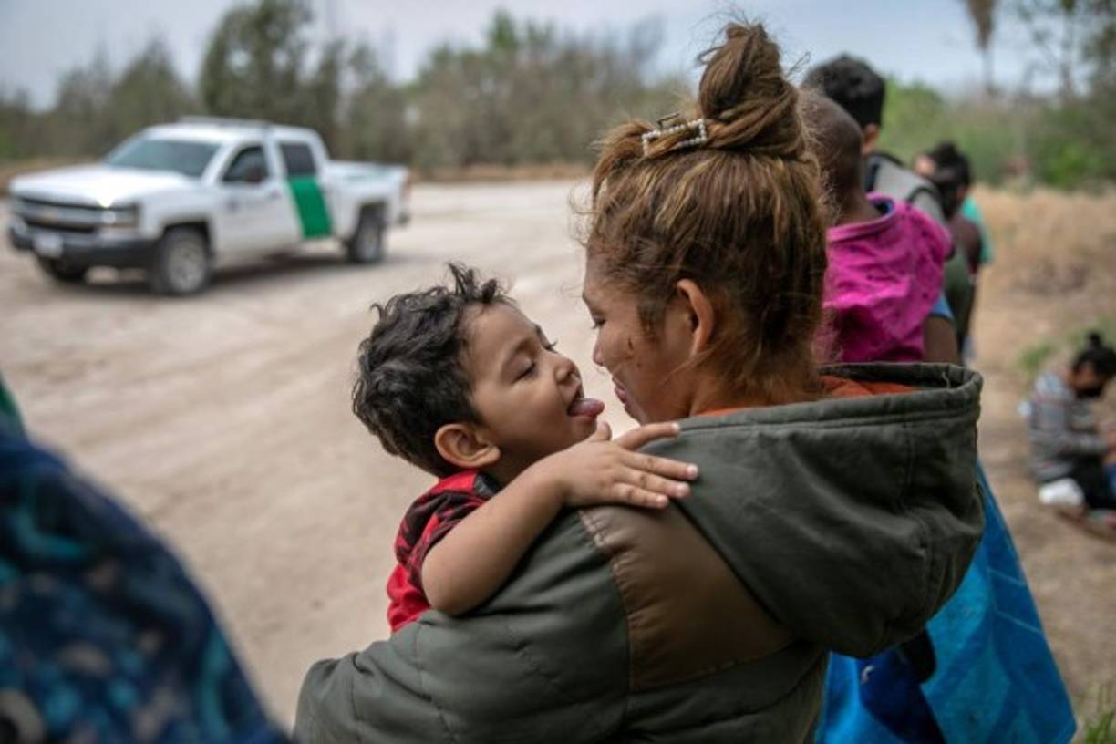 La misión de la Patrulla Fronteriza es la custodia de las fronteras, añadió, 'y no la custodia de migrantes, que deben ser transferidos a otras agencias que tienen esa responsabilidad. Seguimos deteniendo más personas que las que podemos transferir'.