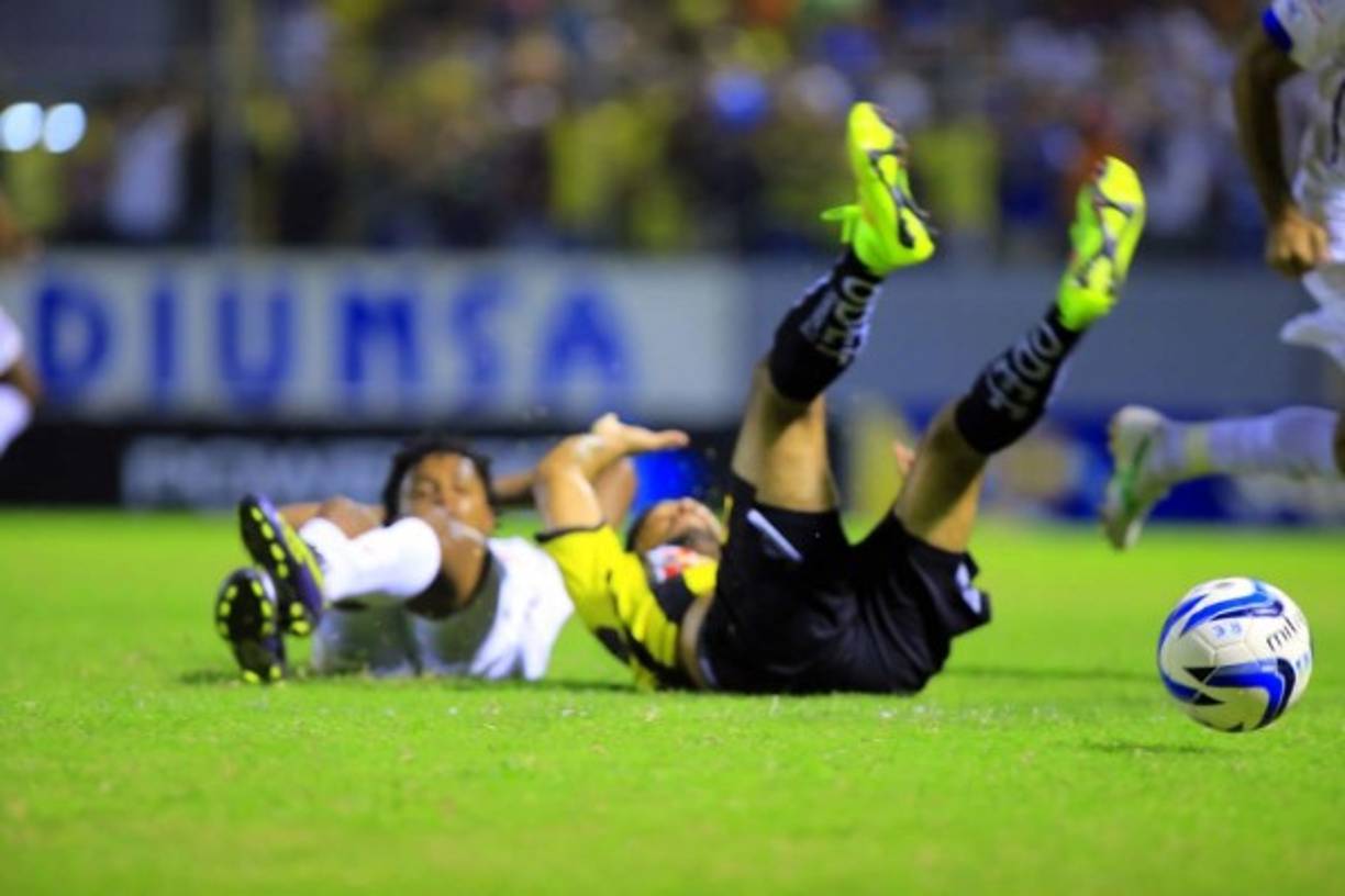 Secuencia del penal que le cometió Ever Alvarado al colombiano Juan Camilo Aguirre.