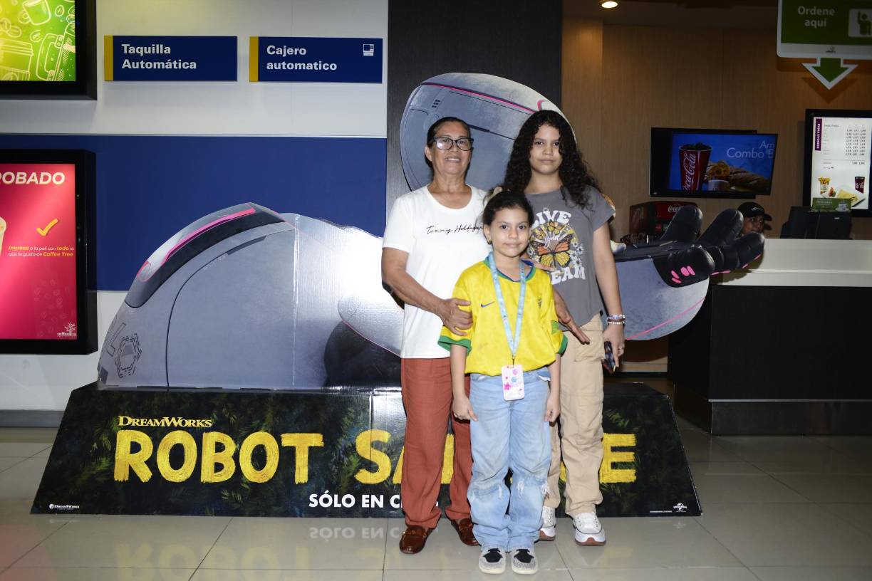 Aída Medrano con Maya Isabella Noriega y Mía Noriega.