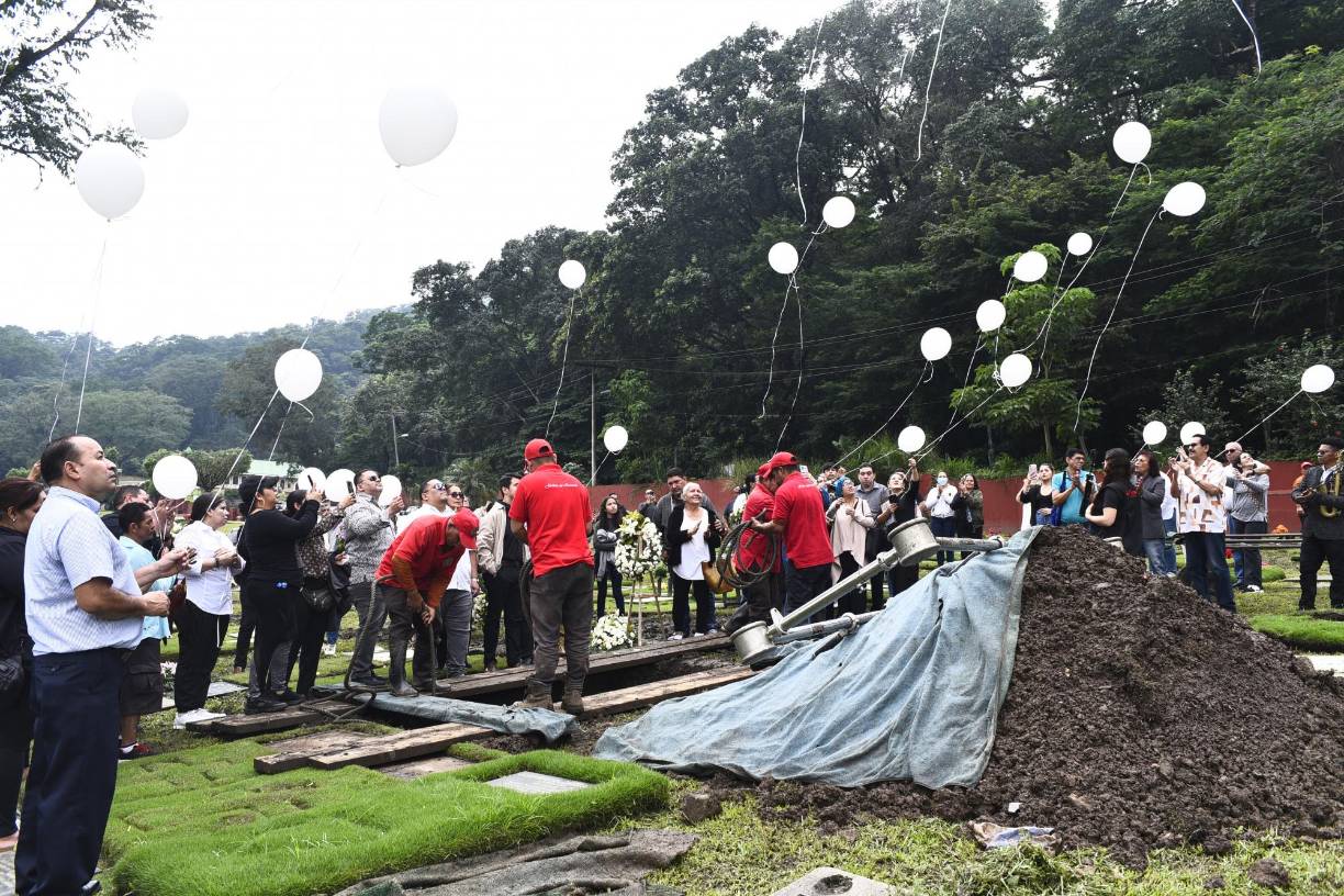 Con globos blancos, simbolizando la paz, despidieron a Carlos Peraza Jr. 