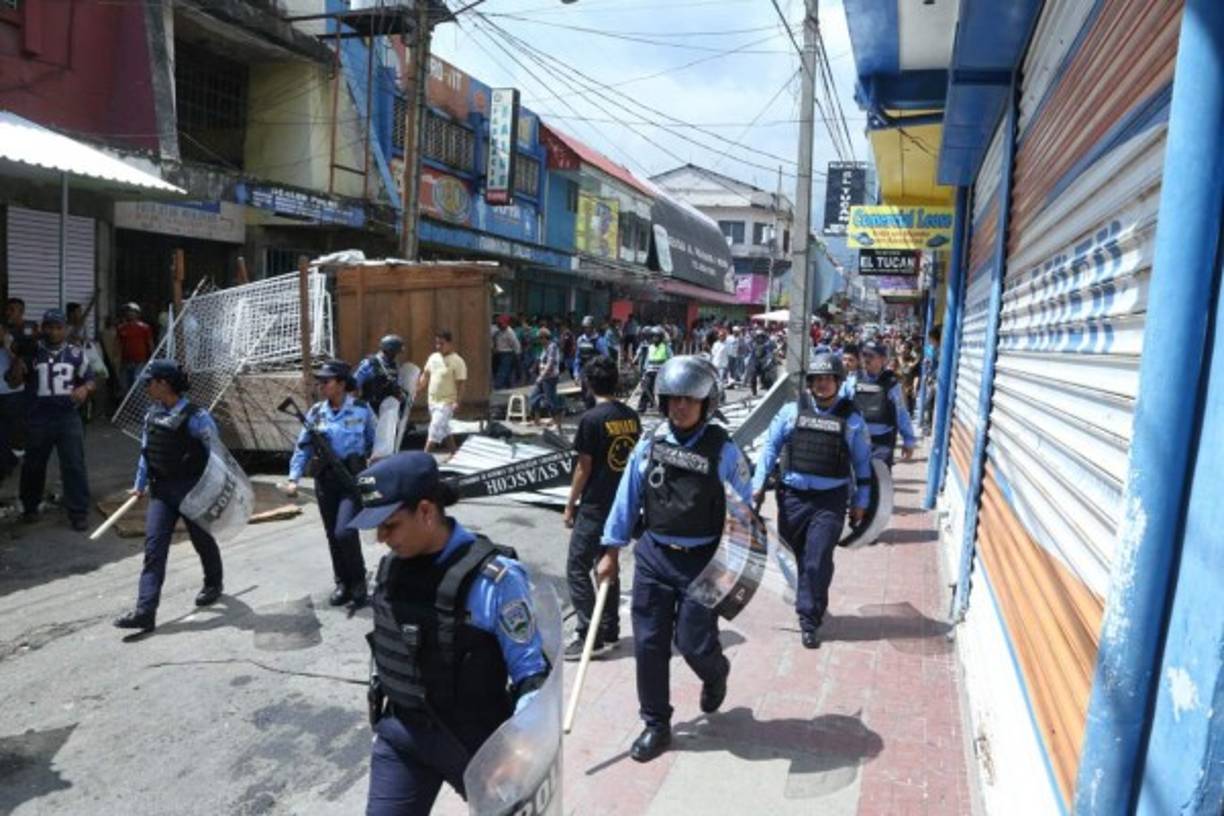 Varios comerciantes cerraron sus negocios por la protesta de los vendedores que fueron desalojados en la madrugada del centro de San Pedro Sula.