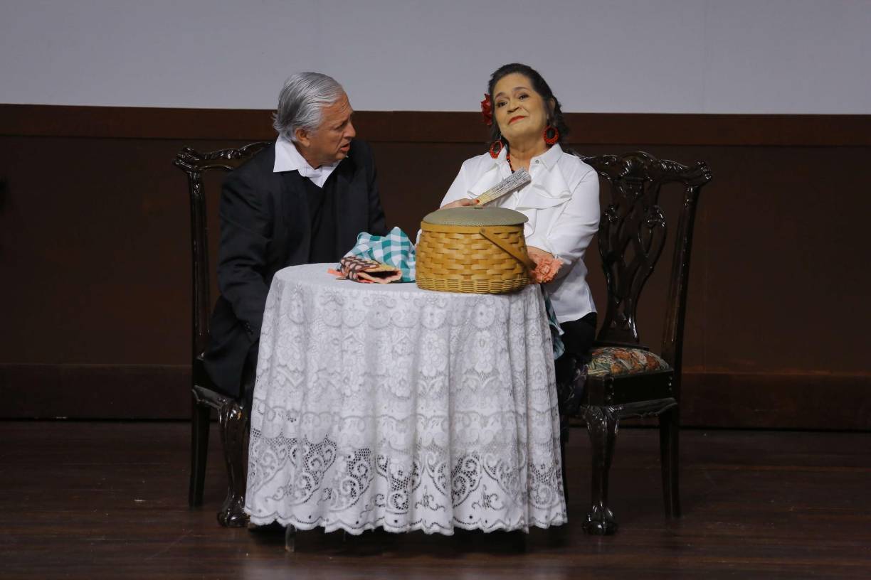 Santiago y Candelita son los dos personajes principales de la primera obra, la cual se denomina “Sangre gorda”.