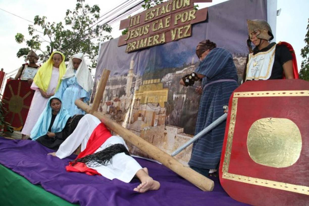 Jesús cae con la cruz. Una de las estaciones del Viacrucis en San Pedro Sula.