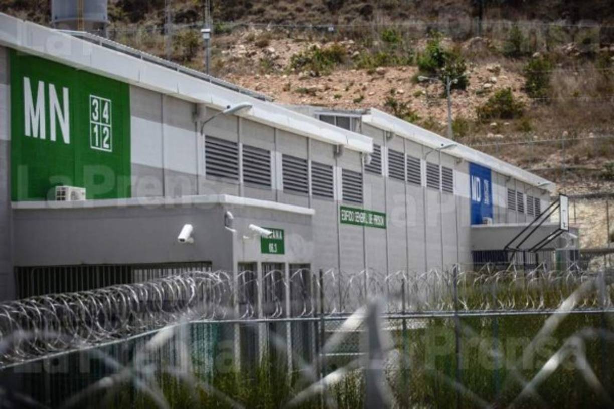 para poderse fugar de 'La Tolva' o 'El Pozo II', un reo debe romper una puerta blindada, cruzar seis aduanas o saltar al área muerta en el exterior donde podría recibir un balazo de los centinelas.