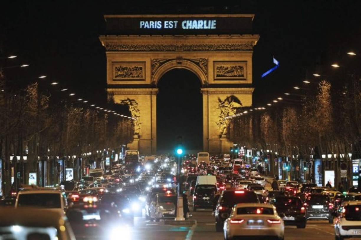 La frase 'Paris est Charlie' (París es Charlie) puede leerse en enormes caracteres en la parte superior del monumento de estilo neoclásico, que desde 1836 preside la Plaza de la Étoile de la capital francesa.