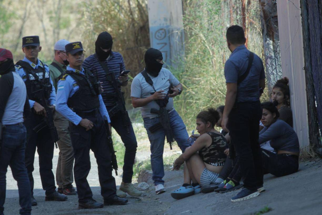 Debido a la magnitud de hecho, las calles aledañas se mantienen resguardadas por elementos policiales.