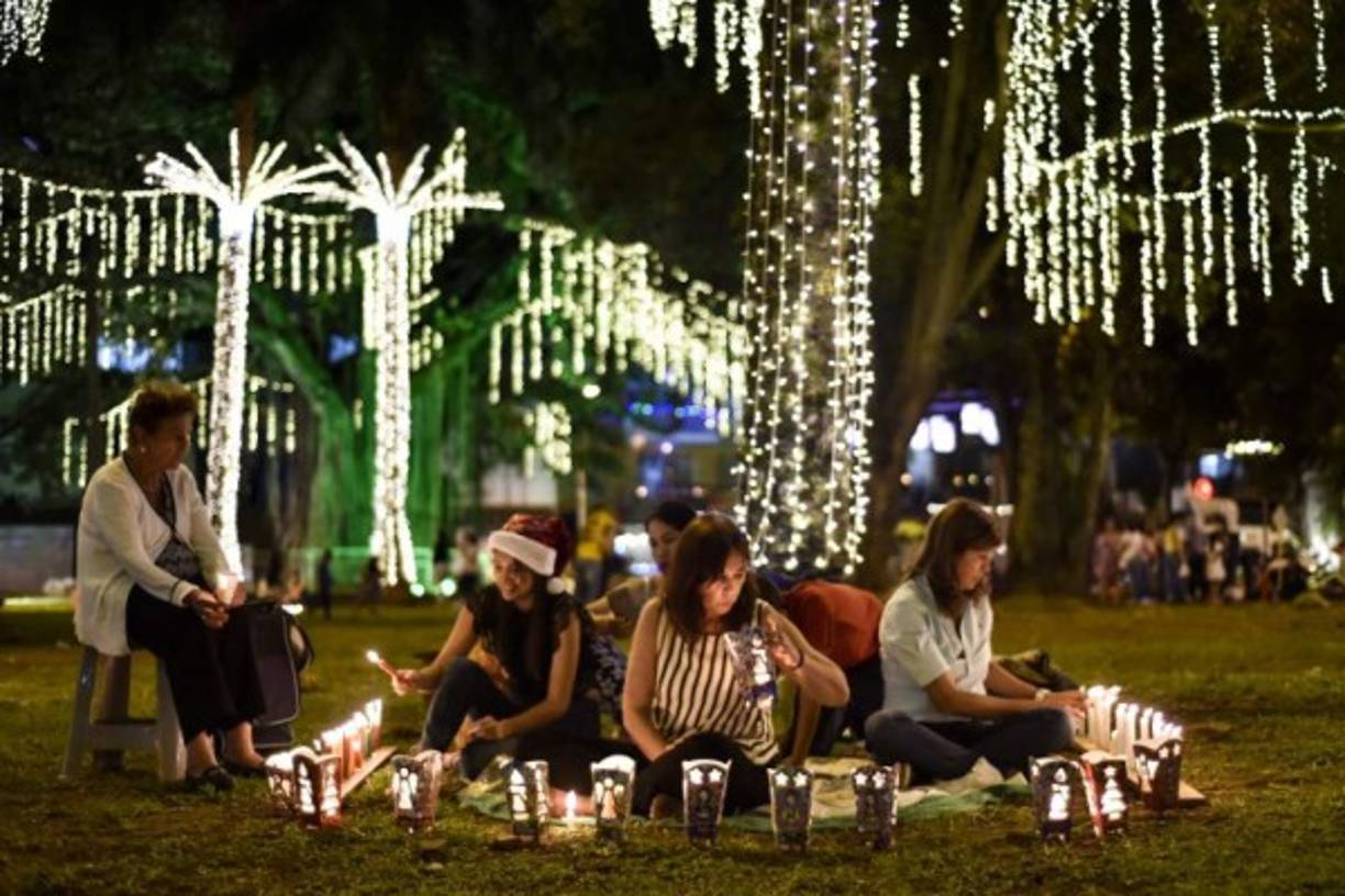 Miles de familias colombianas se agolparon en las calles con faroles y velas para dar inicio a la temporada navideña en ese país con la celebración de la tradicional 'Noche de velitas'.<br/>
