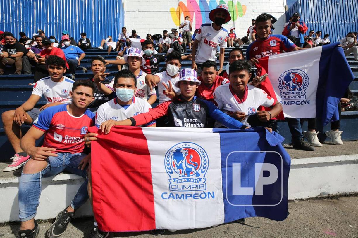 Hinchas del Olimpia posando en las gradas del estadio Nacional.