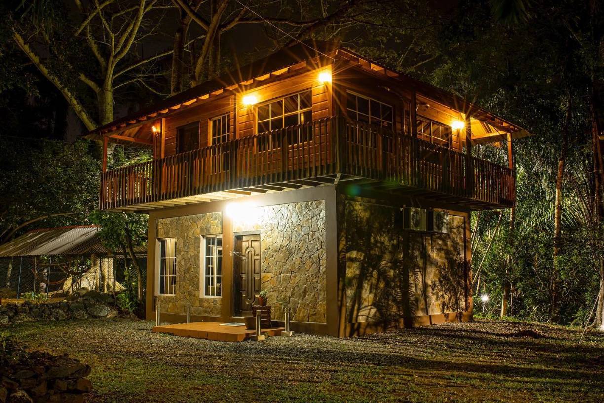  También posee una cabaña para 6 personas con dos habitaciones, un sofá cama y todos los utensilios de cocina.