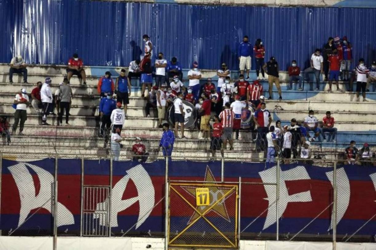 La afición del Olimpia retornó al estadio Nacional para alentar al tricampeón en el clásico contra Real España.