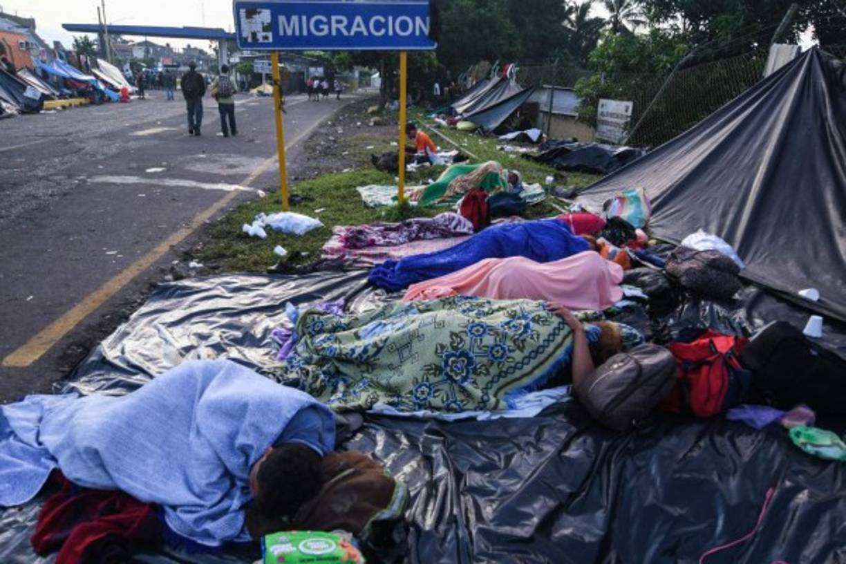 Así pasaron la noche los hondureños de la segunda caravana.