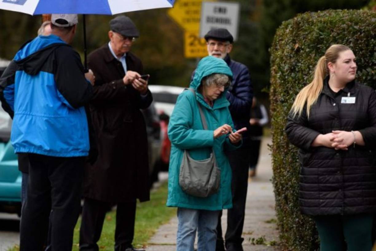 El atacante que mató a 11 personas en una sinagoga en Pittsburgh el sábado, será procesado, entre otros, por crimen antisemita y arriesga la pena de muerte, dijo el Departamento de Justicia de Estados Unidos.