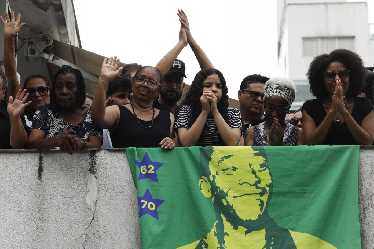 Fanáticos de todas las edades fueron a presenciar el recorrido del camión que transportaba a la leyenda del fútbol brasileno.