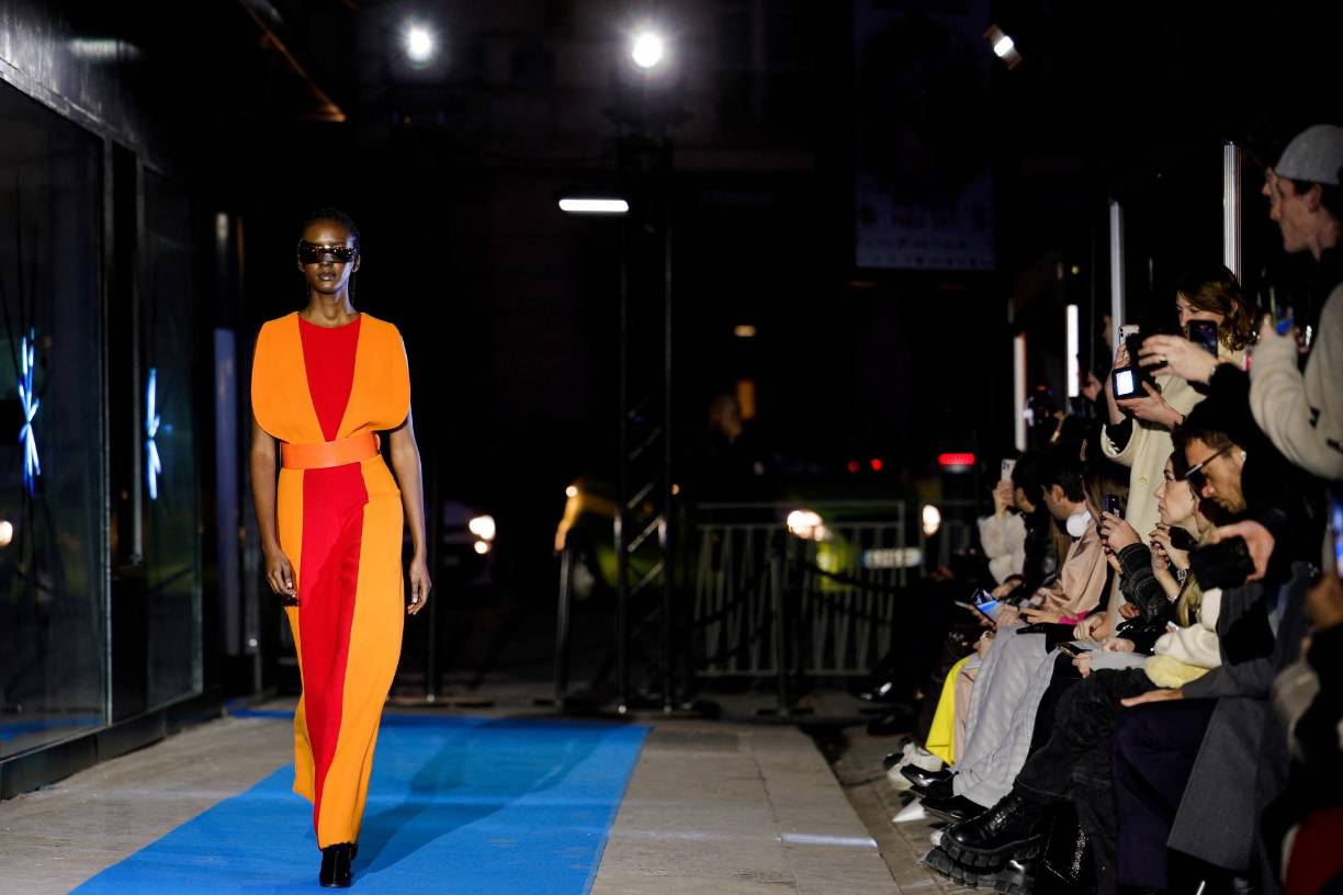 Pero “yo creo que es importante estar presente en el calendario oficial. No veo por qué renunciar a esa gran cita internacional”, señaló. El estudio de creación de la firma de moda se compone actualmente de Rodrigo Basilicati-Cardin, y tres veteranos colaboradores.