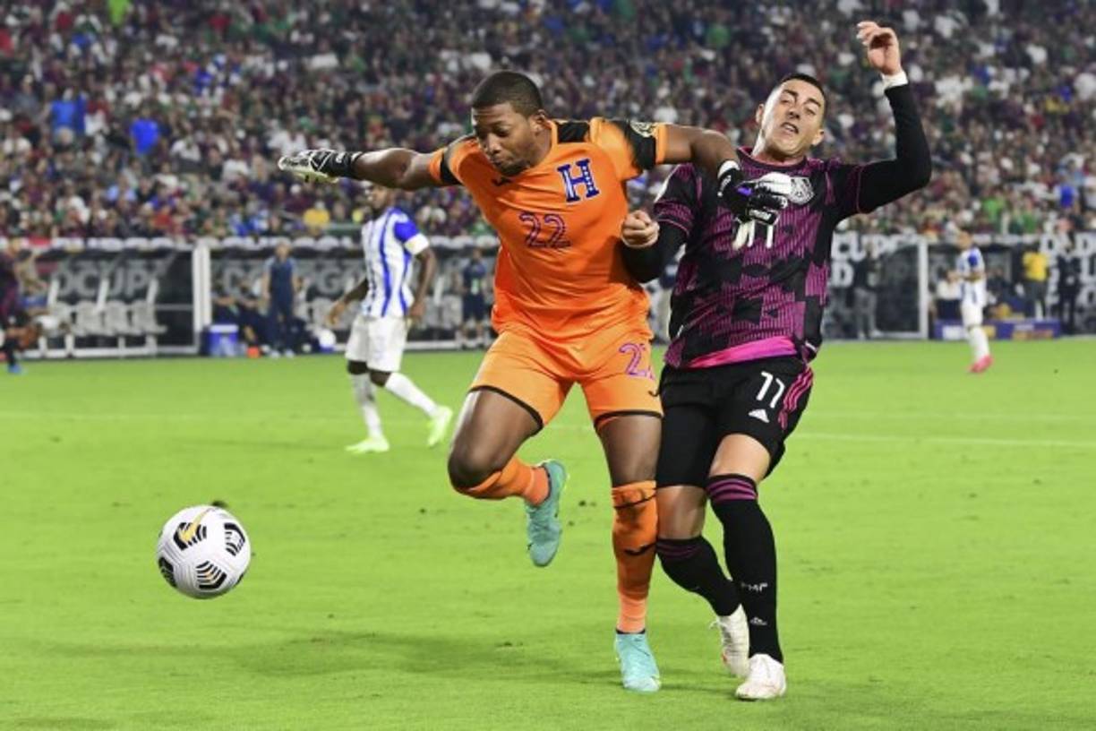 'Buba' López frenó al argentino nacionalizado mexicano Rogelio Funes Mori en esta acción.