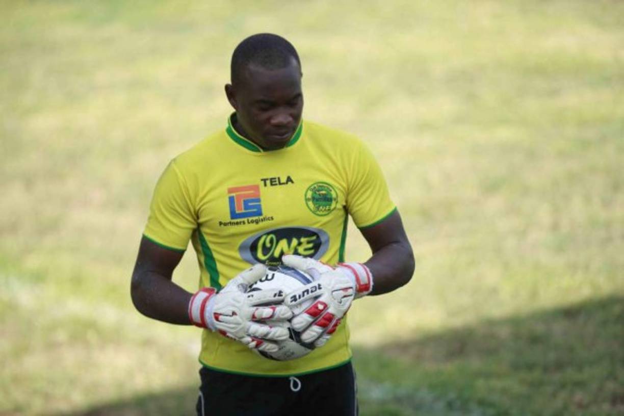 El porterio Mario Flores, que militó en el Parrillas One y la Real Sociedad, ahora está bajo los tres palos del Deportes Savio de la Segunda División.