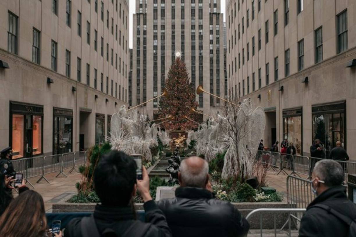 En Nueva York, Estados Unidos, ciudadanos visitan el Rockefeller Center que con motivos de navidad autoridades neoyorquinas decoraron sus alrededores para el deleite de las personas.