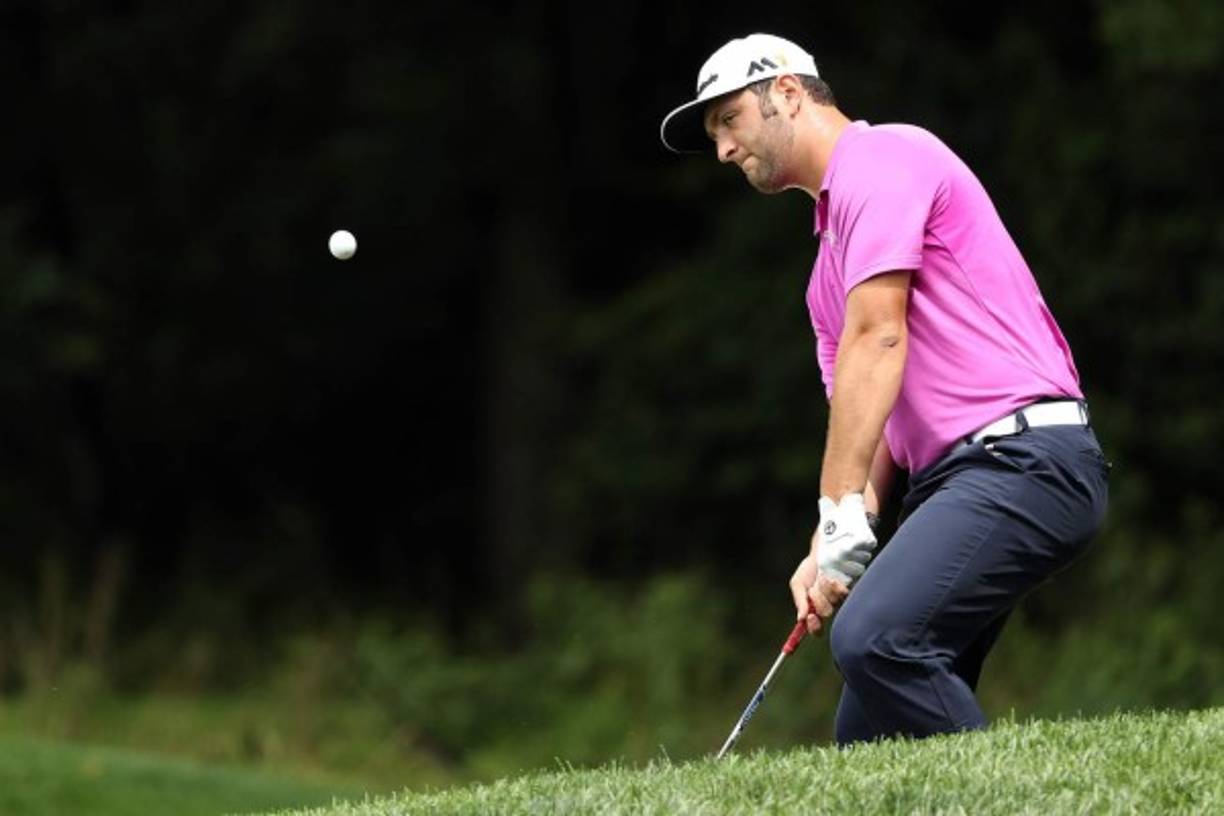 Britain's Nathan Cleverly (L) and Germany's Juergen Braehmer fight during the WBA light-heavyweight Boxing match in Neubrandenburg, eastern Germany on October 1, 2016.<br/>Germany's Juergen Braehmer has vowed to win back the WBA light-heavyweight belt he lost to Britain's Nathan Cleverly after retiring from their world-title bout with injury. / AFP PHOTO / dpa / Ronny Hartmann / Germany OUT